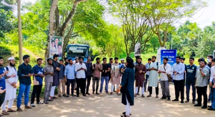 ভাইভা নম্বর বৃদ্ধির প্রতিবাদে কুবি শিক্ষার্থীদের মানববন্ধন